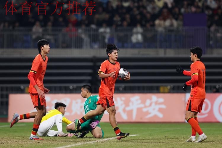 赵松源独进六球 中国队12比0战胜文莱队 赵松源独进六球 中国队12比0战胜文莱队